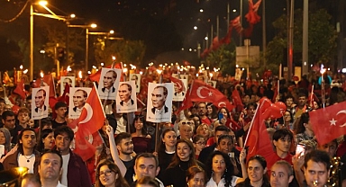 On binlerce Antalyalı Cumhuriyet için yürüdü