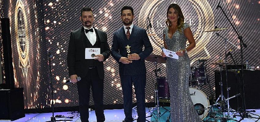 Engin Özavcı Ödülünü Sunucu Özlem Yıldız'ın elinden aldı!