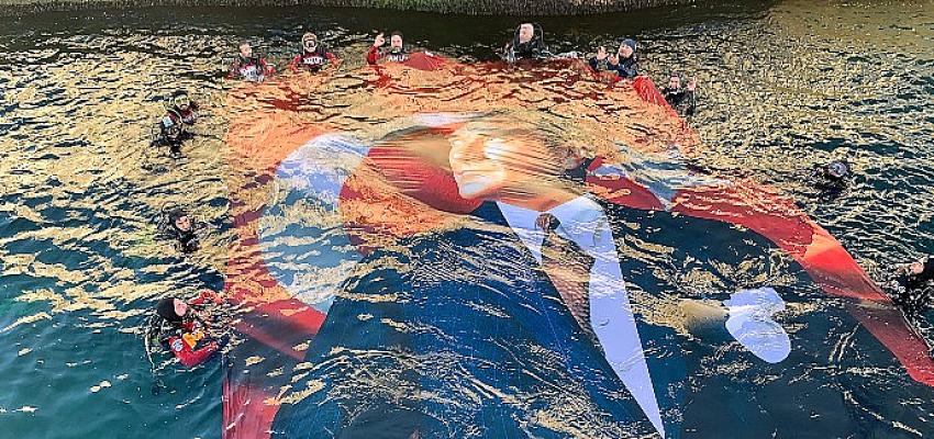 AKUT, Ata'mıza saygı için Dolmabahçe'de daldı