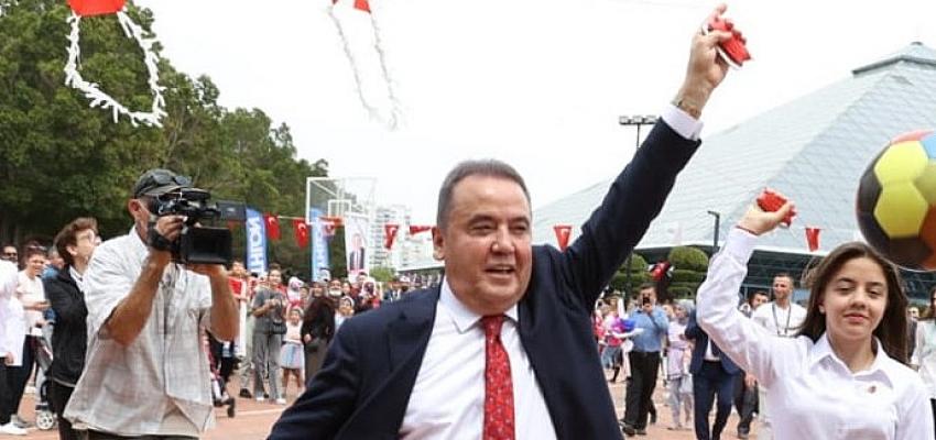 Antalyalı çocuklar 23 Nisan'da doyasıya eğlendi