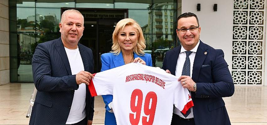 Usta Gazeteciler Dünyanın En Büyük Makam Odasına Konuk Oldu