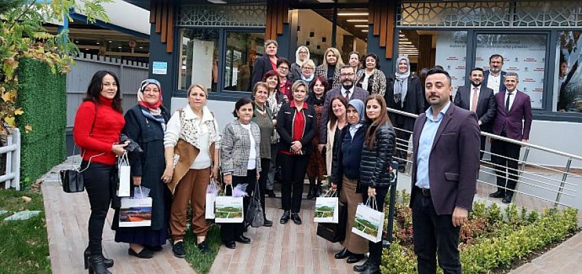Kocaeli Büyükşehir, önemli günde kadın muhtarları unutmadı
