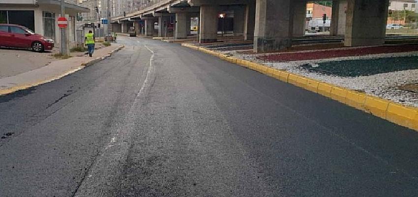 Gölcük Yüzbaşılar Köprülü Kavşağı yan yolları asfaltlanıyor