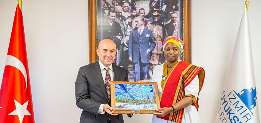 Uganda Ankara Büyükelçisi Nusura Tiperu Başkan Tunç Soyer'i Ziyaret Etti