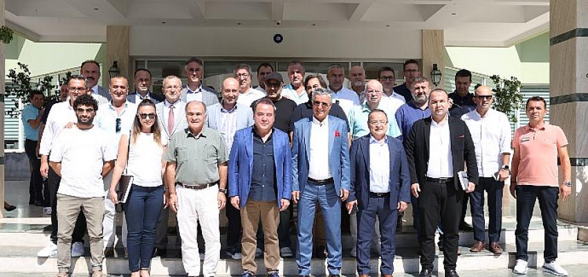 Başkan Böcek Kemer'de turizmcilerle buluştu