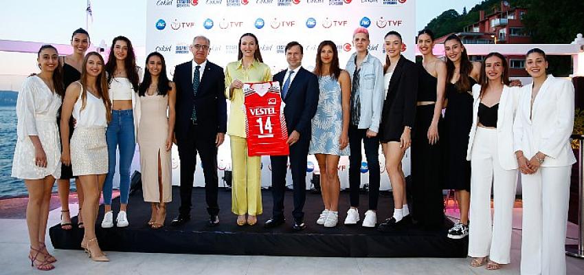 Orkid, 19 Yıldır A Milli Kadın Voleybol Takımı'nı Desteklemeyi Sürdürüyor