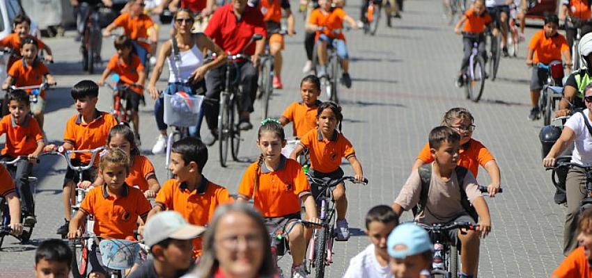 Selçuk'ta öğrenciler okula bisikletle gitti