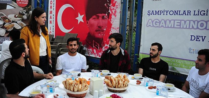 Başkan Çalkaya Üniversiteli Gençlerle iftarda buluştu