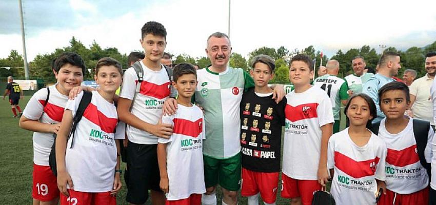 Başkan Büyükakın'dan Kartepe'de futbol resitali