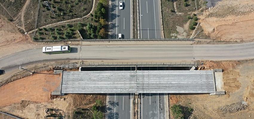 Çayırova Turgut Özal Köprüsü'nde kiriş montajı yapıldı