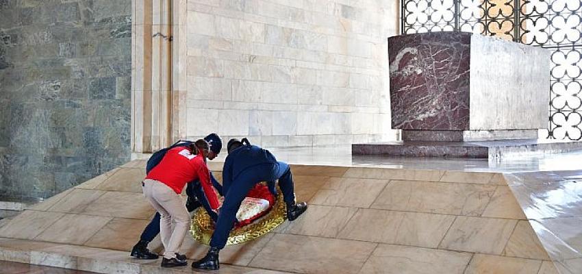 TÜRK Kızılayı Konak Şube yönetimi Ömür Şanlı Başkanlığında Ata'mızı ziyaret etti.