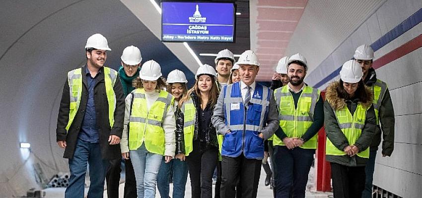 Başkan Tunç Soyer İzmir'in yeni metrosunda üniversite öğrencileriyle buluştu