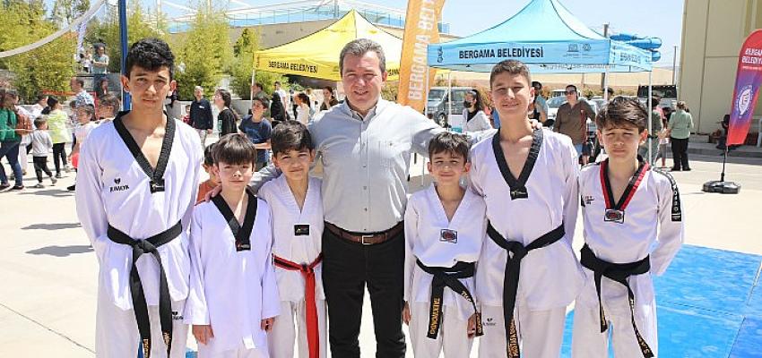 Bergamalı çocuklar 23 Nisan'a özel şenlikle Pazar tatilini eğlenerek geçirdi