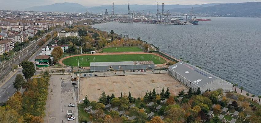 Alparslan Türkeş Spor Kompleksi'nde sahanın mıcır dolgusu yapılıyor