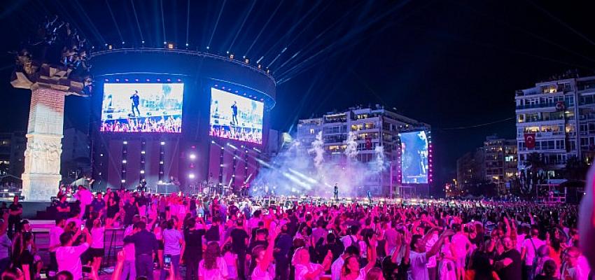 Tarkan'la İzmir’in kurtuluşunun 100. yılında tarihe geçen kutlama yapıldı