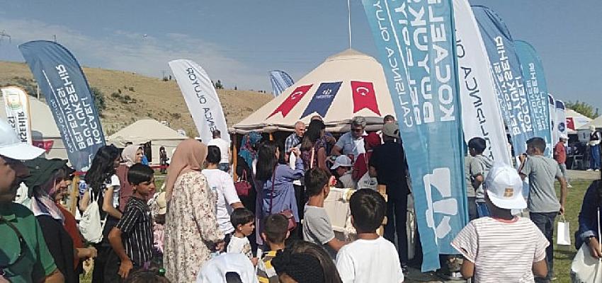 Kocaeli tanıtım çadırı Ahlat'ta ilgi görüyor