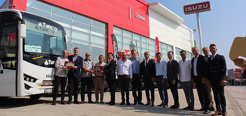 Anadolu Isuzu Kocaeli Yetkili SatıcısıFNC Otomotiv’den Tuncay Seyahat’e 75 adet Isuzu D-Max Pick-up ve Novo Lux midibüs teslimatı