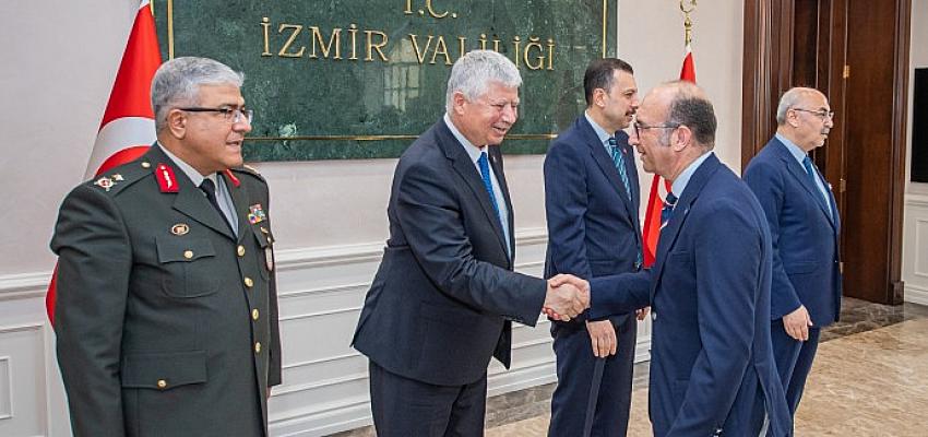Başkan Vekili Özuslu, İzmir Valiliği'ndeki bayramlaşma törenine katıldı