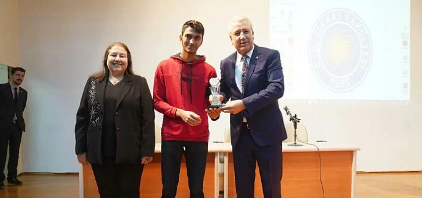 Öğrencilerden Rektör Budak’a “Yılın İlham Veren Lideri” ödülü