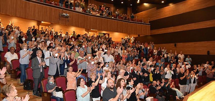 ‘’Atatürk’ün Adımlarıyla Karşıyaka’’ oyunu ayakta alkışlandı