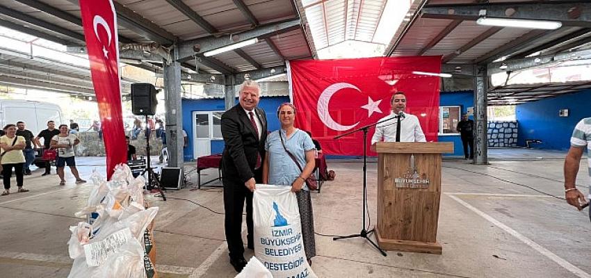 Büyükşehir'den Dikili'deki üreticiye yem desteği