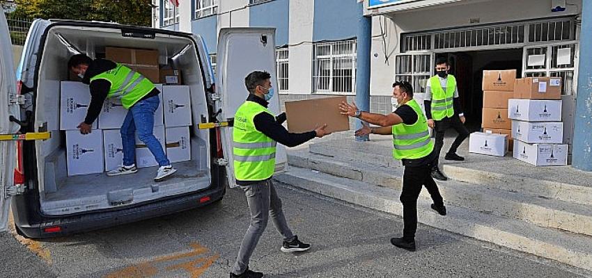 İzmir Büyükşehir Belediyesi’nin destek miktarı 25 milyon TL’yi aştı 600 okulda 25 bin öğrenciye bot ve mont