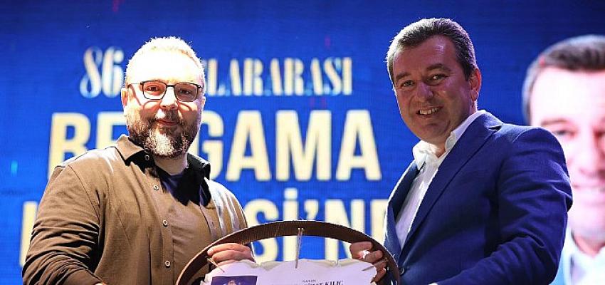 Mustafa Cihat Kılıç kendine has yorumuyla Bergama'yı mest etti