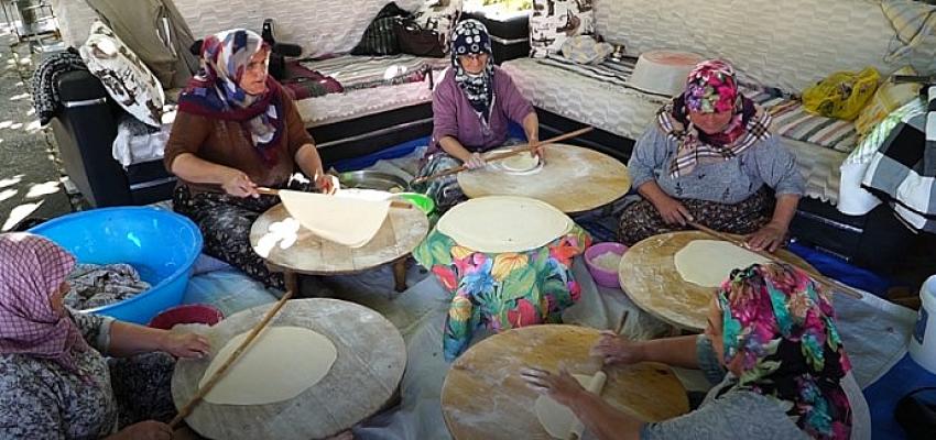 Mustafakemalpaşa'lı kadınlar imece usulü kışlık hazırlıklarına başladı