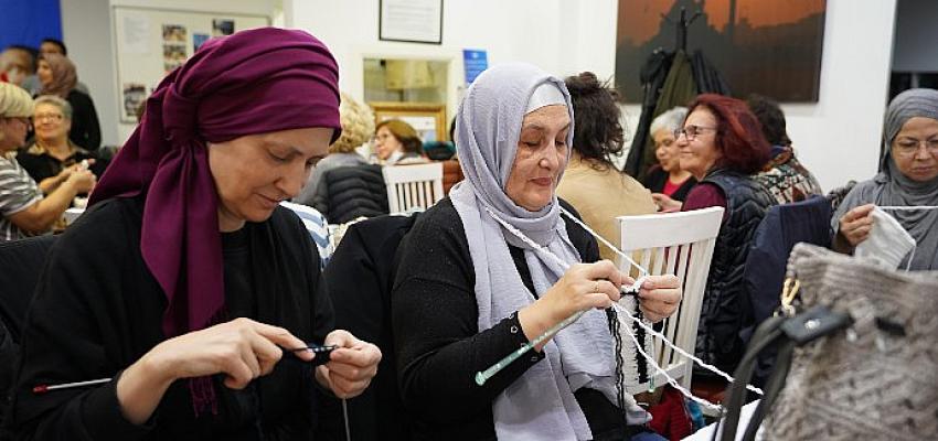 Üsküdar'da, Kullanılmayan El Örgüsü Giyicekler İhtiyaç Sahipleri İçin Yeniden Örüldü
