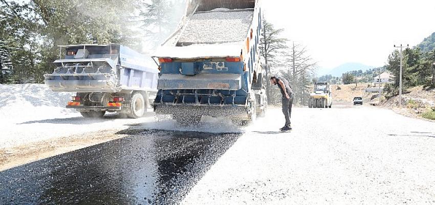 Antalya'yı kırsaldan Kumluca'ya bağlayan yolda asfalt çalışması
