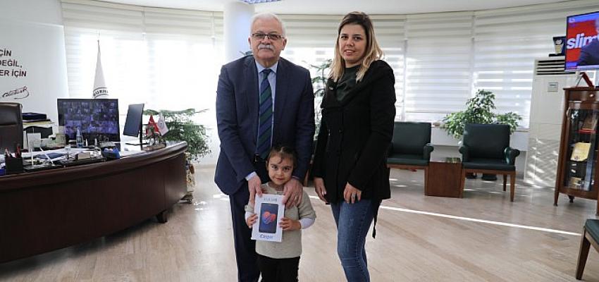 Burhaniye Belediye Başkanı Ali Kemal Deveciler’den Küçük Defne’ye Tablet