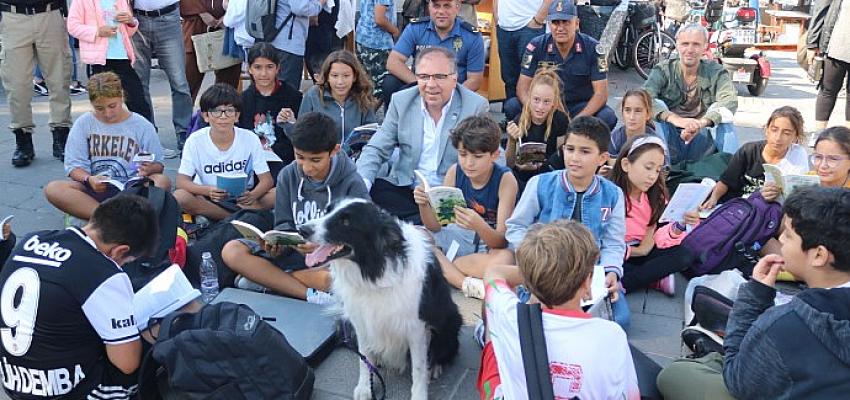Foça'da Büyükler ve Çocuklar Köpeklerle Kitap Okudular