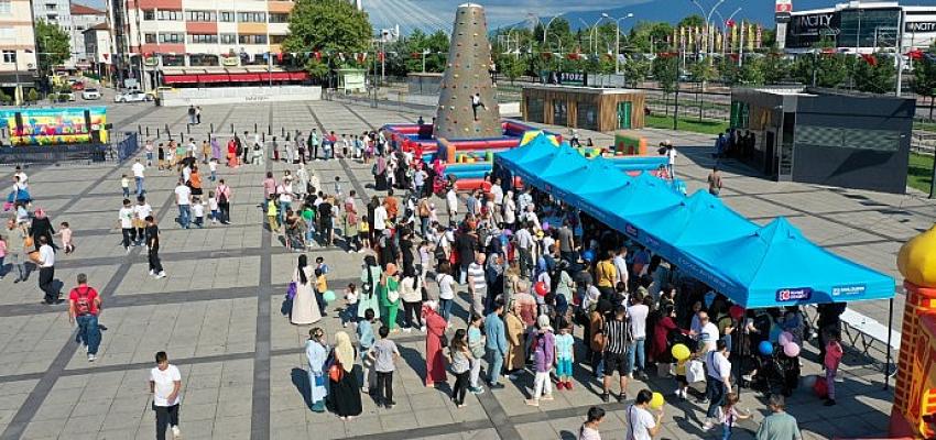 İzmit Kent meydanında 'bayram şenliği' çocukların yüzünü güldürdü