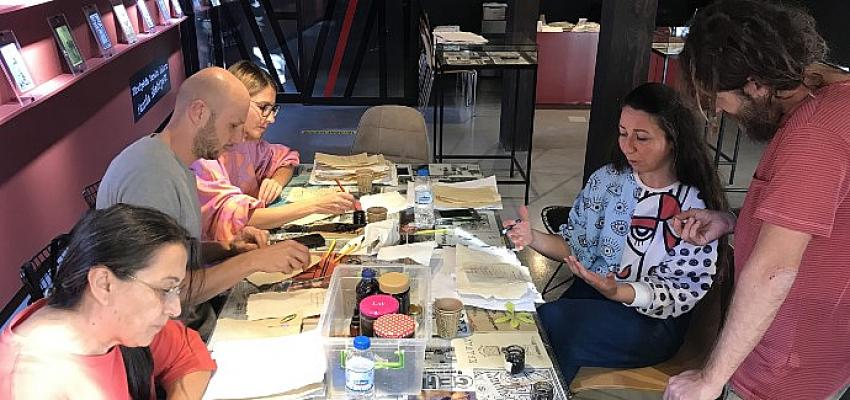 Atölyede ürettikleri kağıt ve mürekkeple Haiku yazdılar 