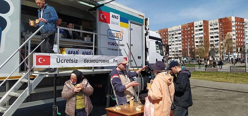Büyükşehir'in TIR'ı Ukrayna'da yemek dağıtımına devam ediyor