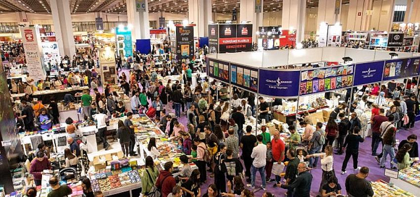 İZKİTAP kitapseverlerin üç yıllık özlemini giderdi