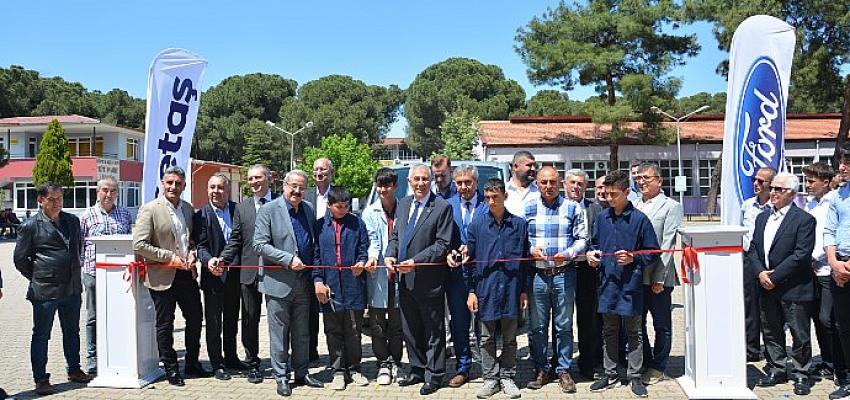 Salihli Meslek Lisesi'ne sıfır kilometre araç bağışı yapıldı