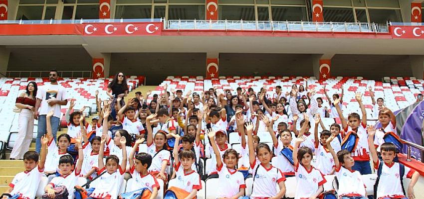 Kırsaldaki gençler Antalya'yı geziyor