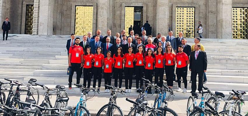 Dünya Bisiklet Günü’nün açılışı TBMM’nin bahçesinde yapıldı.