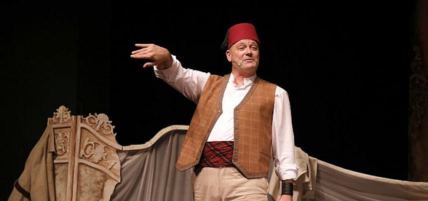 Sezonun En Çok Alkış Alan Oyunlarından “Rüstemoğlu Cemal’in Tuhaf Hikayesi” Açık Hava Yaz Oyunları’nda