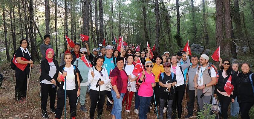 Büyükşehir, Tünektepe “Cumhuriyet Yolu’nda” doğa yürüyüşü düzenlendi Tarih ve doğa içinde yürüyüş