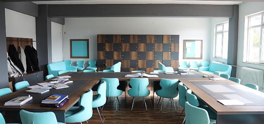 Van Büyükşehir Belediyesi, 13 ilçedeki 67 ilk ve ortaokulun öğretmen odasını yeniledi