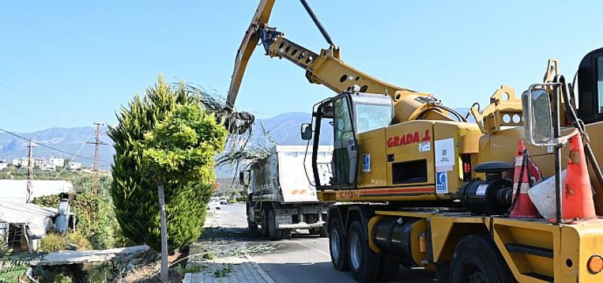 Demre'de yağmur suyu kanalları temizleniyor