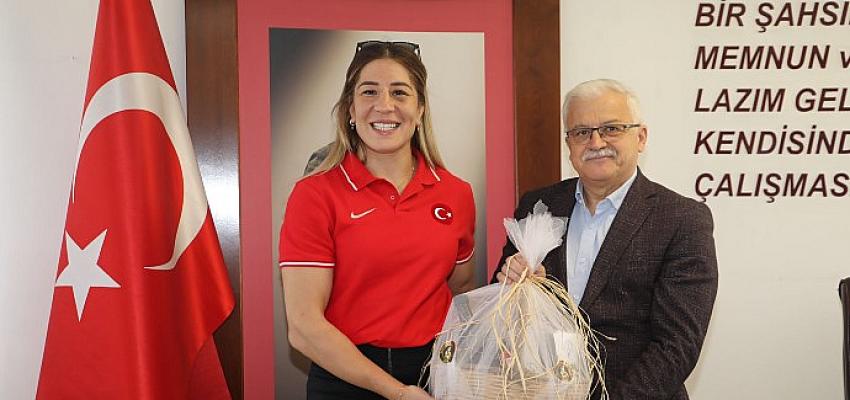 Başkan deveciler şampiyon Yasemin adar yiğit'i ağırladı