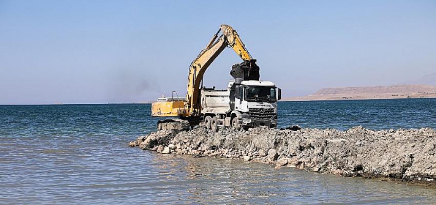 Van Büyükşehir Van Gölü'ne Hayat Vermeye Devam Ediyor