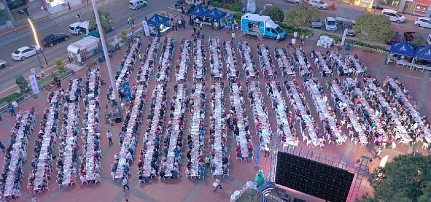 İzmir Büyükşehir Belediyesi'nin iftar sofrası Aliağa'da kuruldu