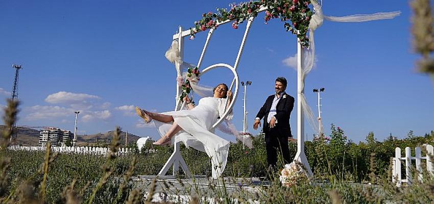 Anı ölümsüzleştirmek isteyen çekim platosuna koşuyor