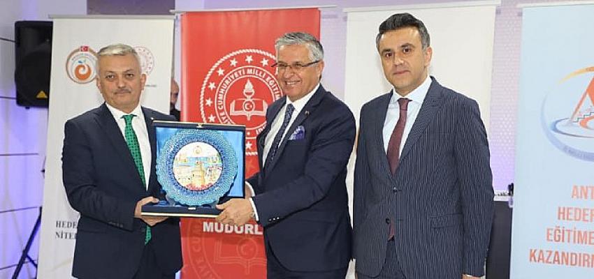 Kemer Belediye Başkanı Necati Topaloğlu'na Anlamlı Plaket