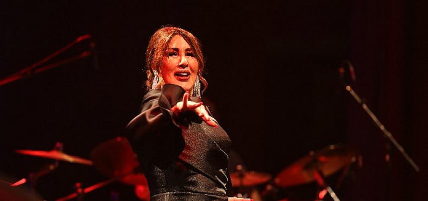 Nükhet Duru İş Sanat'ta Caz Rüzgarı Estirdi