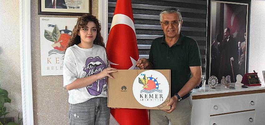 Başkan Topaloğlu'ndan öğrencilere bilgisayar ve telefon hediyesi